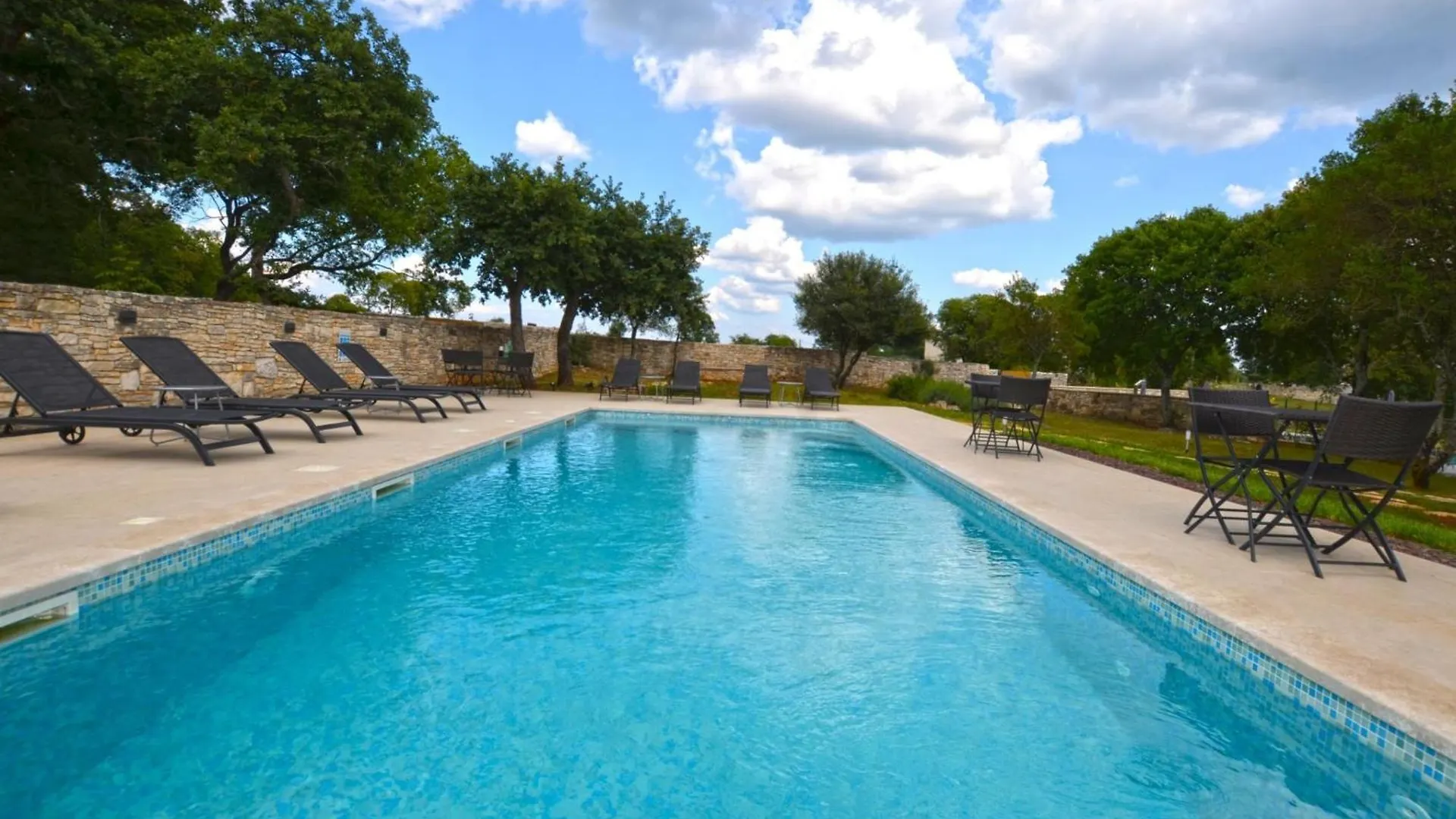 Tranquil Getaway With Shared Pool In Bale Hotell Pensionat
